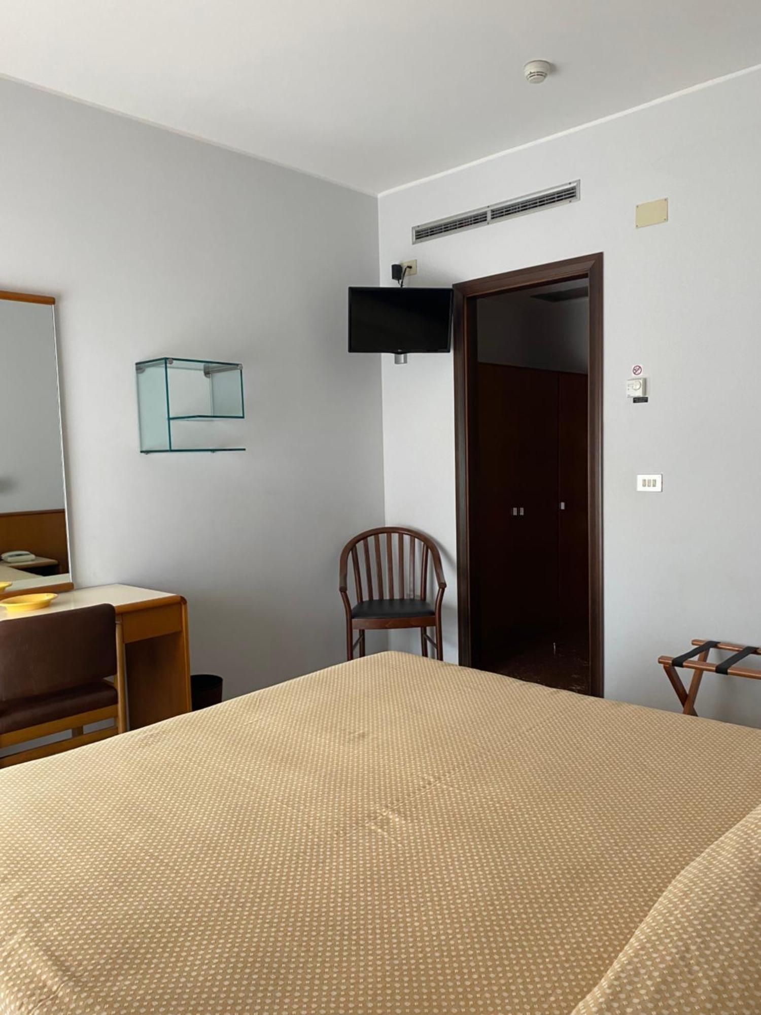 Hotel Astoria Пинето Экстерьер фото